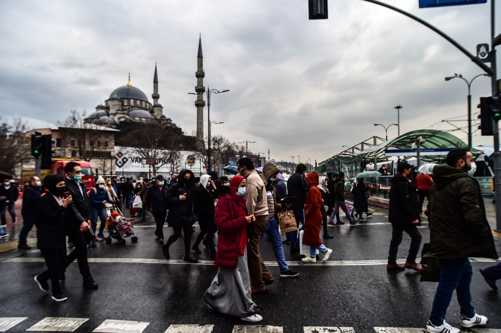 İstanbullular Eminönü'ne akın etti