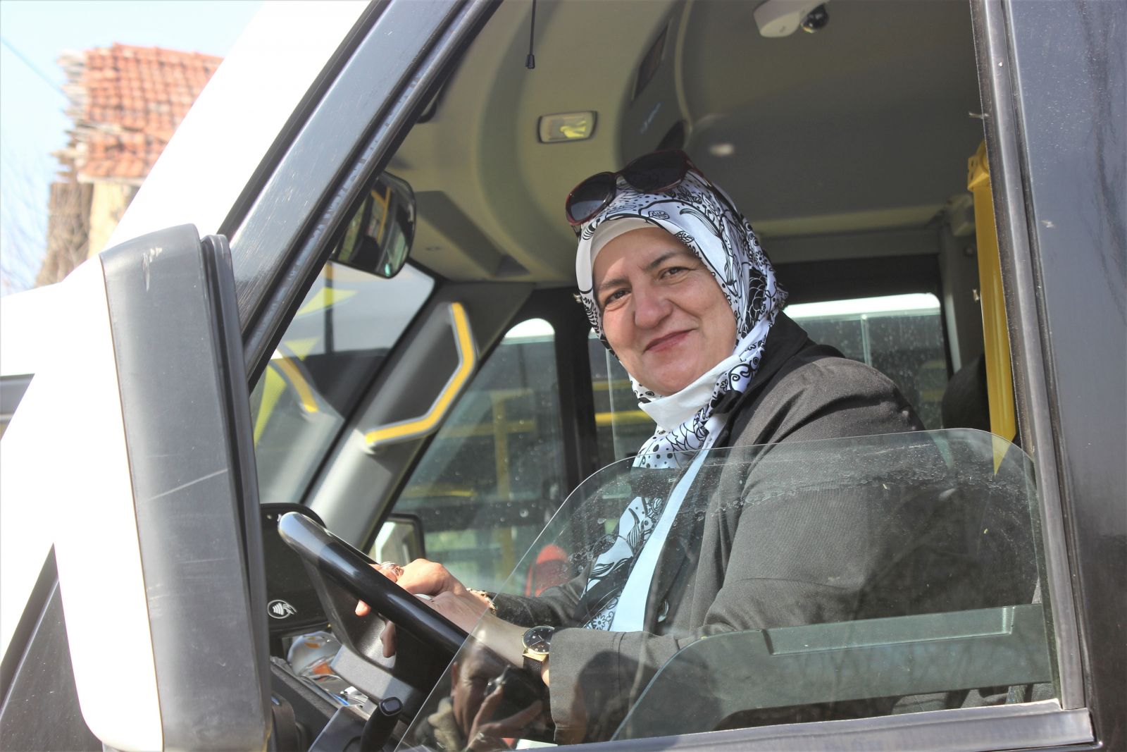 Kadın şoförü gören araçtan inmek istedi, yolculuk yapınca hayran kaldı Kadın şoförü gören araçtan inmek istedi, yolculuk yapınca hayran kaldı