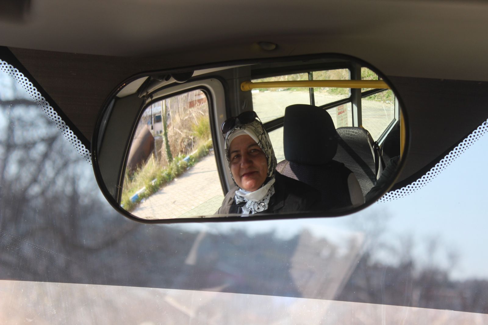 Kadın şoförü gören araçtan inmek istedi, yolculuk yapınca hayran kaldı Kadın şoförü gören araçtan inmek istedi, yolculuk yapınca hayran kaldı