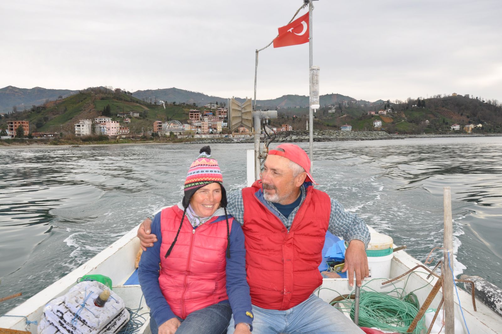 22 yıldır gece gündüz demeden eşiyle birlikte denizde 