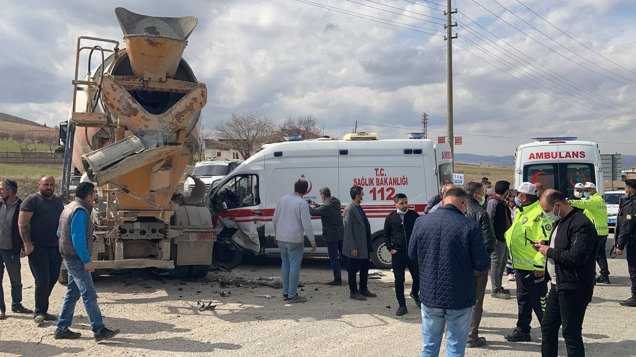 Yaralıları taşıyan ambulans, beton mikserine çaptı: 3’ü sağlıkçı 5 yaralı
