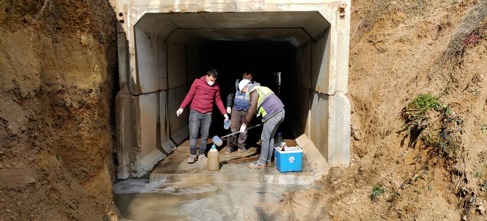 Çiftçiler ihbar etti, bakanlık harekete geçti! İBB dereye zehir akıtıyormuş