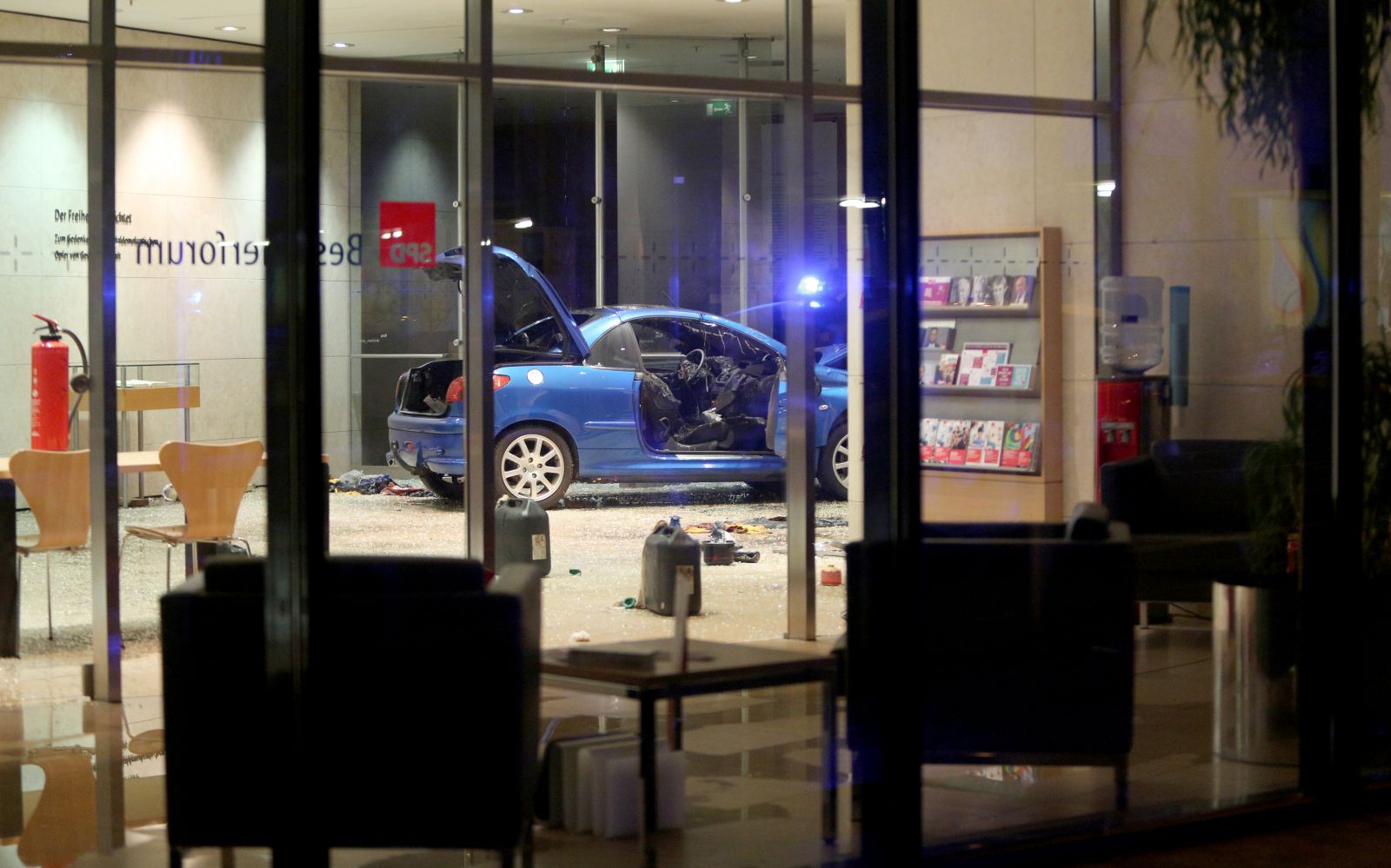 Almanya'da SPD binasına araç daldı