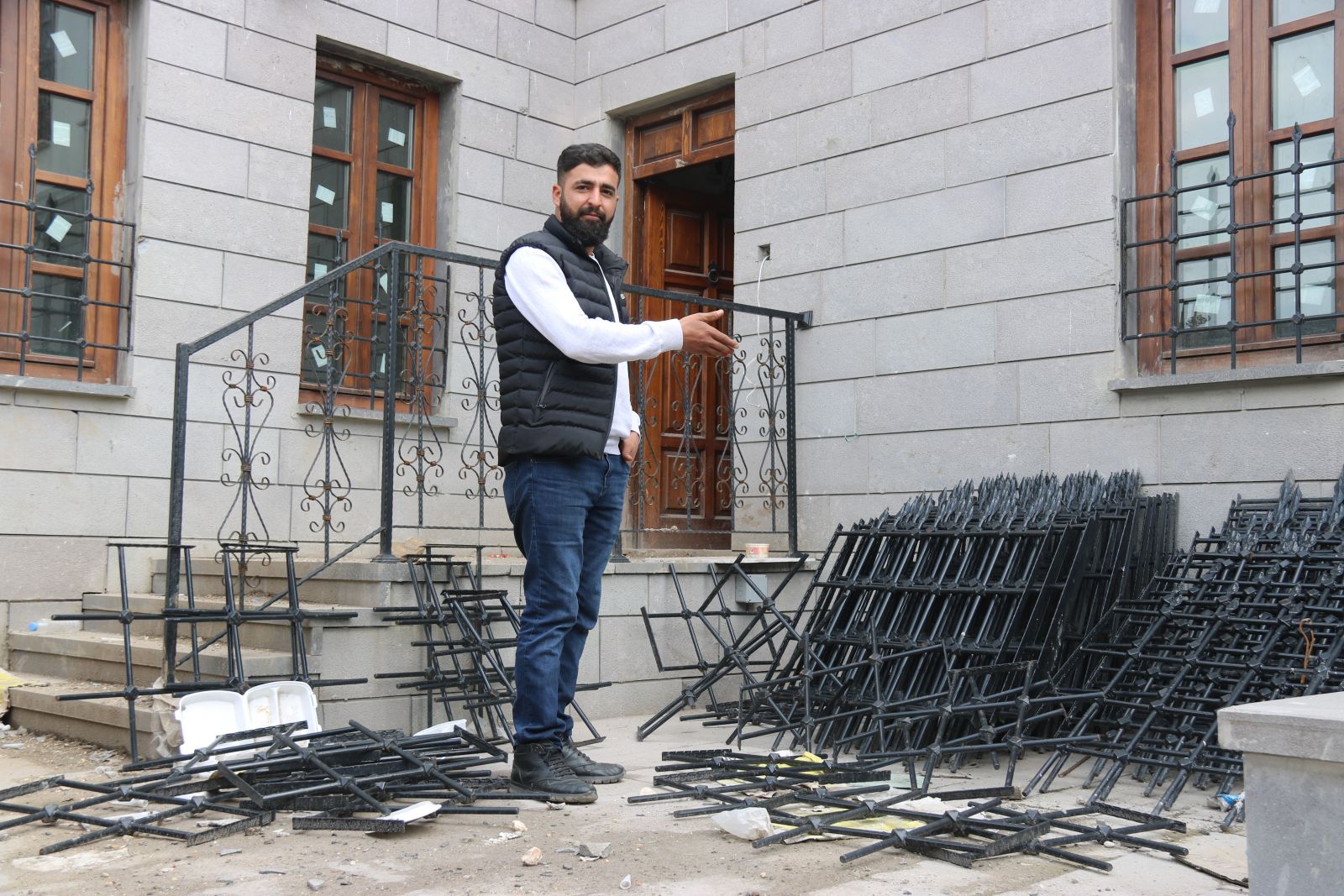Terör mağduru vatandaşların evlerini yapan işçilere karşılıksız çek verildi iddiası