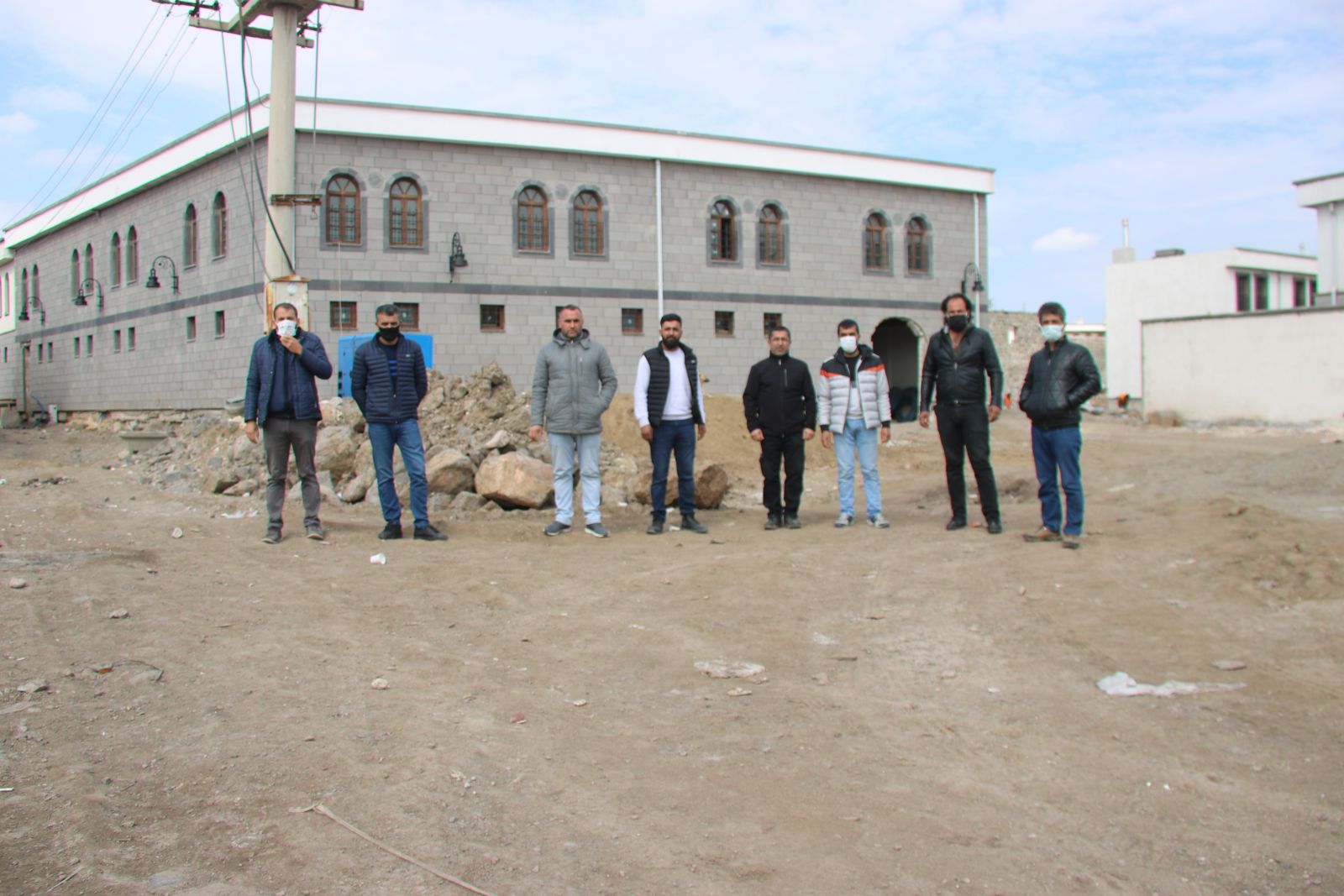 Terör mağduru vatandaşların evlerini yapan işçilere karşılıksız çek verildi iddiası