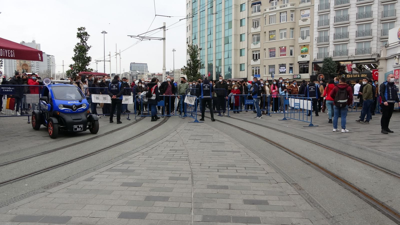 İstiklal Caddesi’nde yoğunluk: Girişler kapatıldı