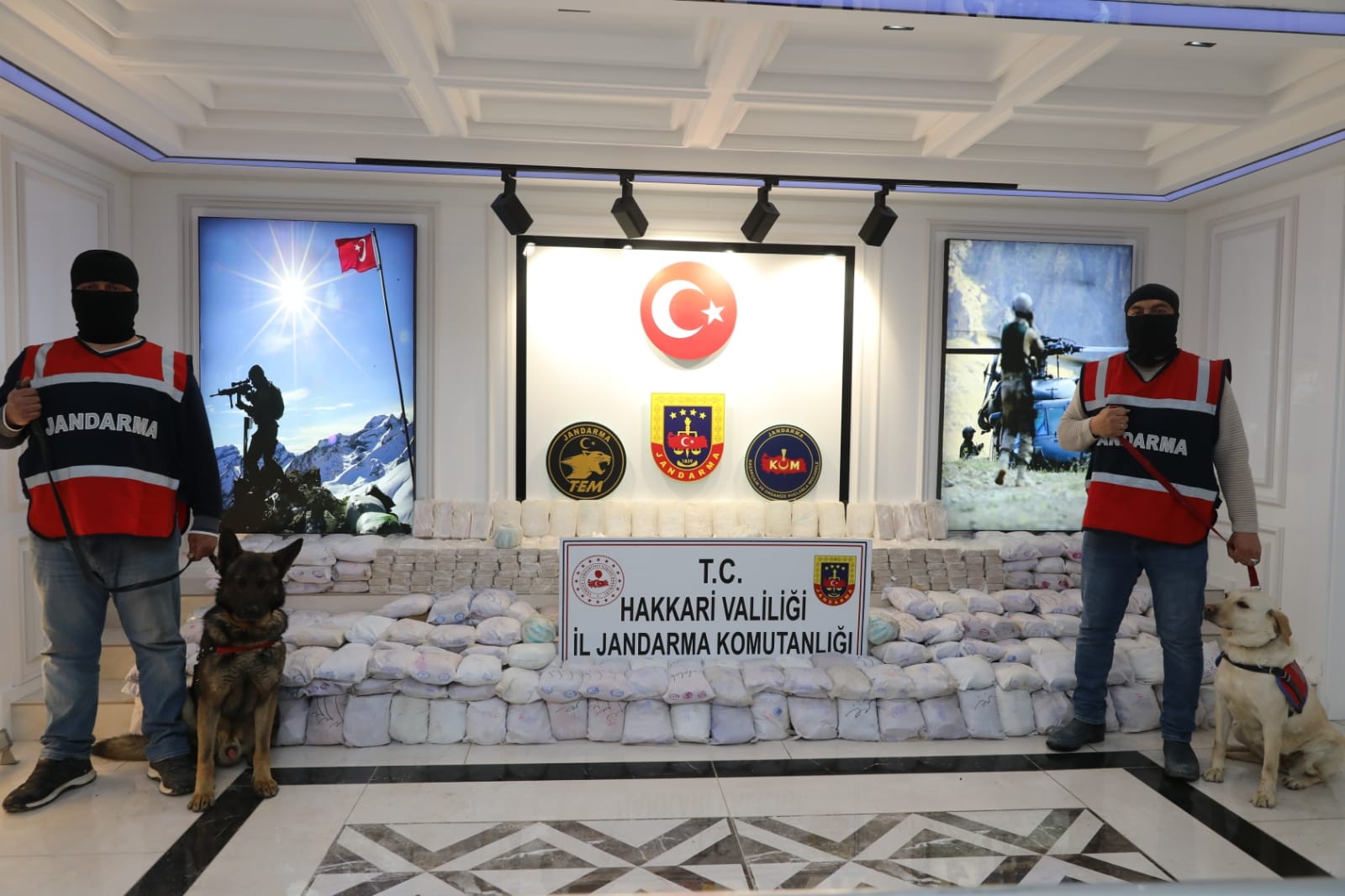 Hakkari’de 482 kilo eroin, 65 kilo metamfetamin ele geçirildi Hakkari’de 482 kilo eroin, 65 kilo metamfetamin ele geçirildi