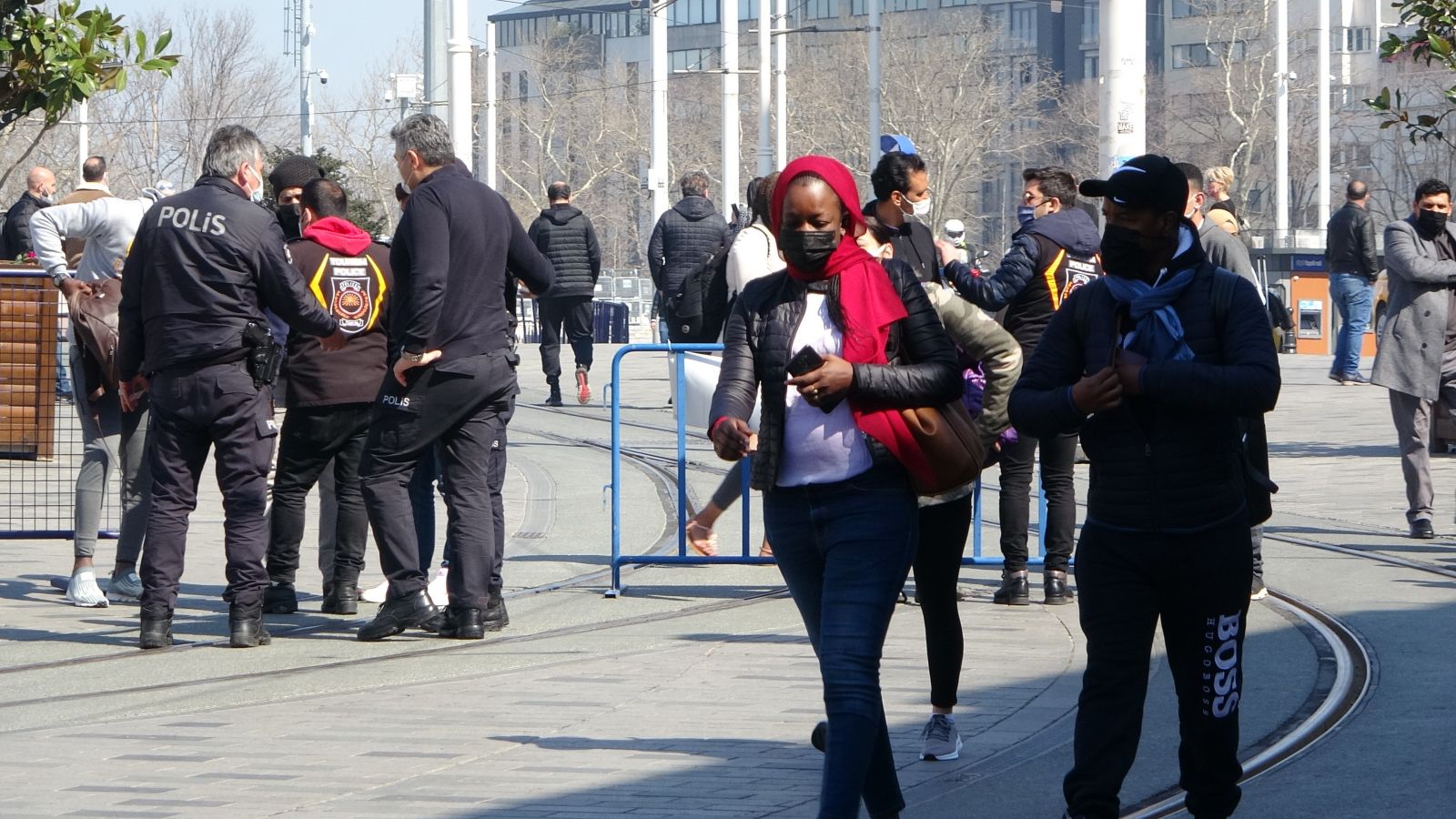 Taksim'de turistler maske ve sosyal mesafe kuralını hiçe saydı