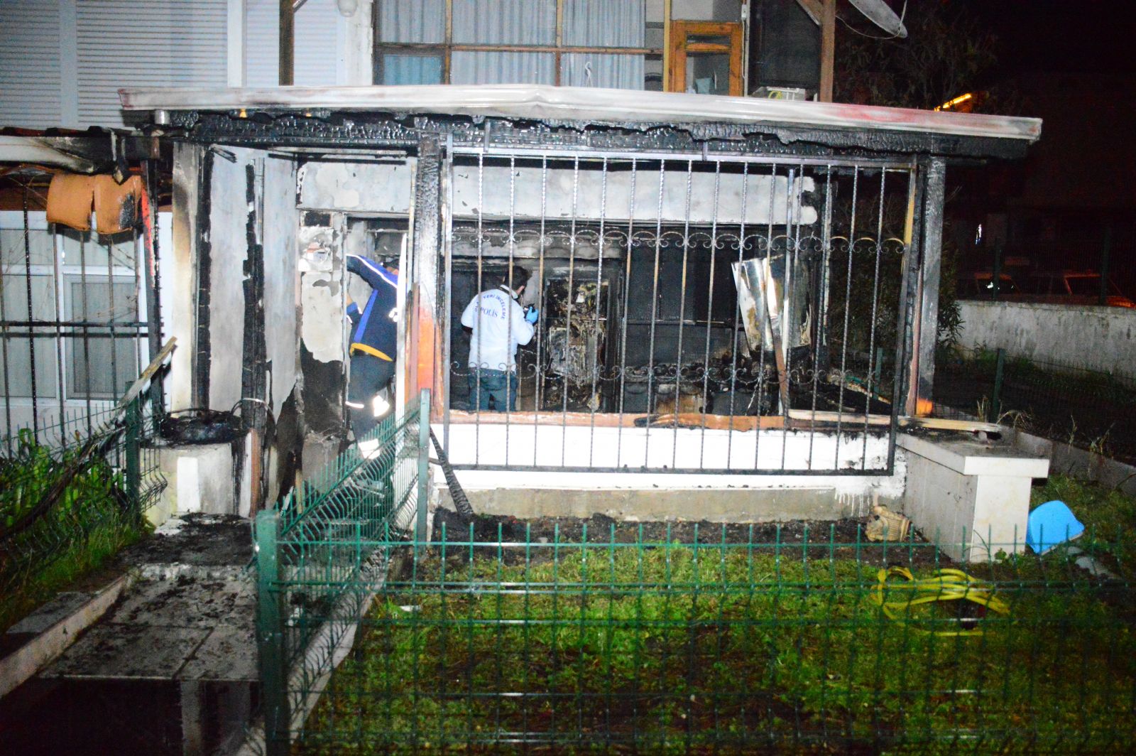 Eşine kızdı, evi yaktı