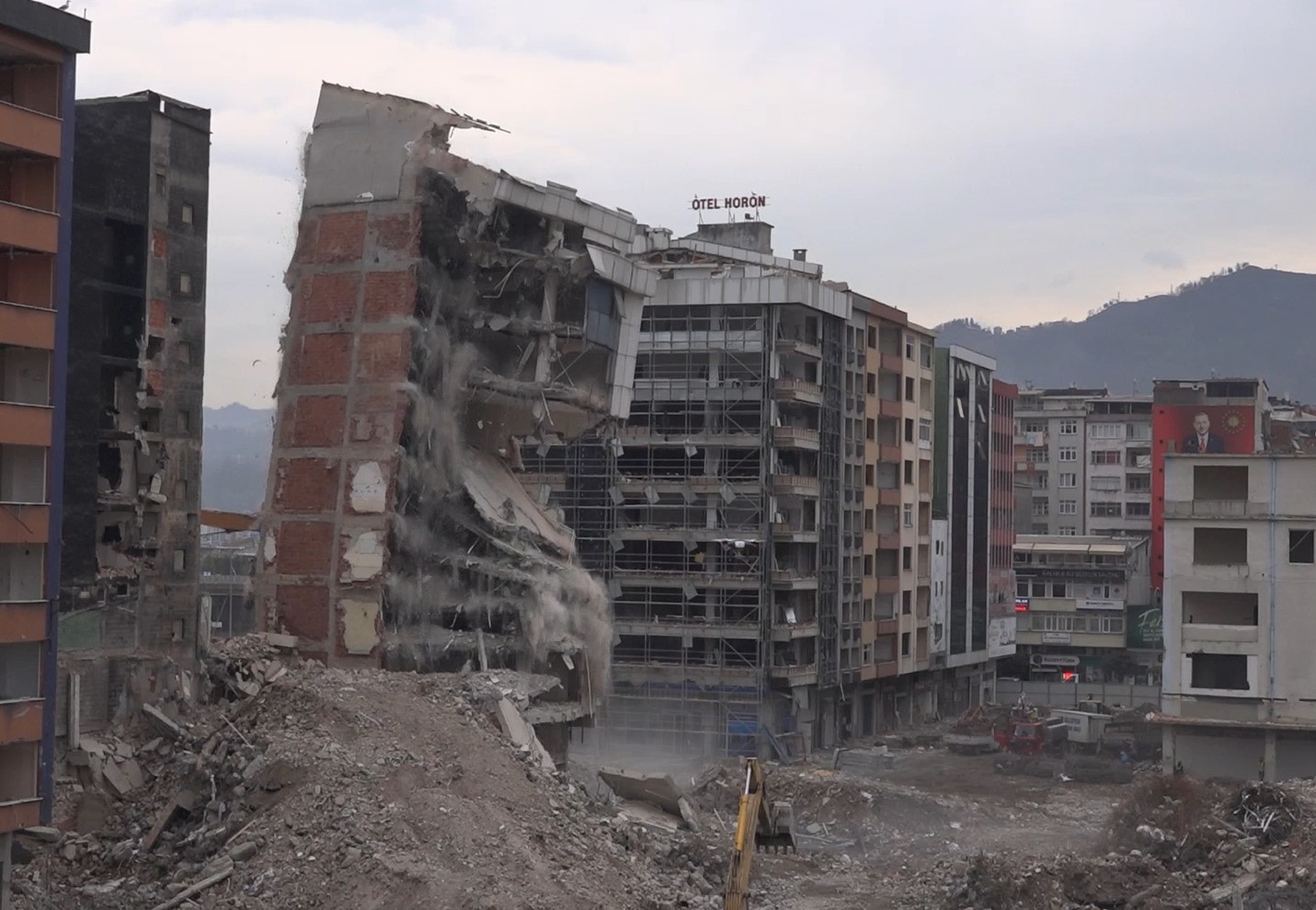 Rize'de kentsel dönüşüm çalışmalarında yıkımlar sürüyor
