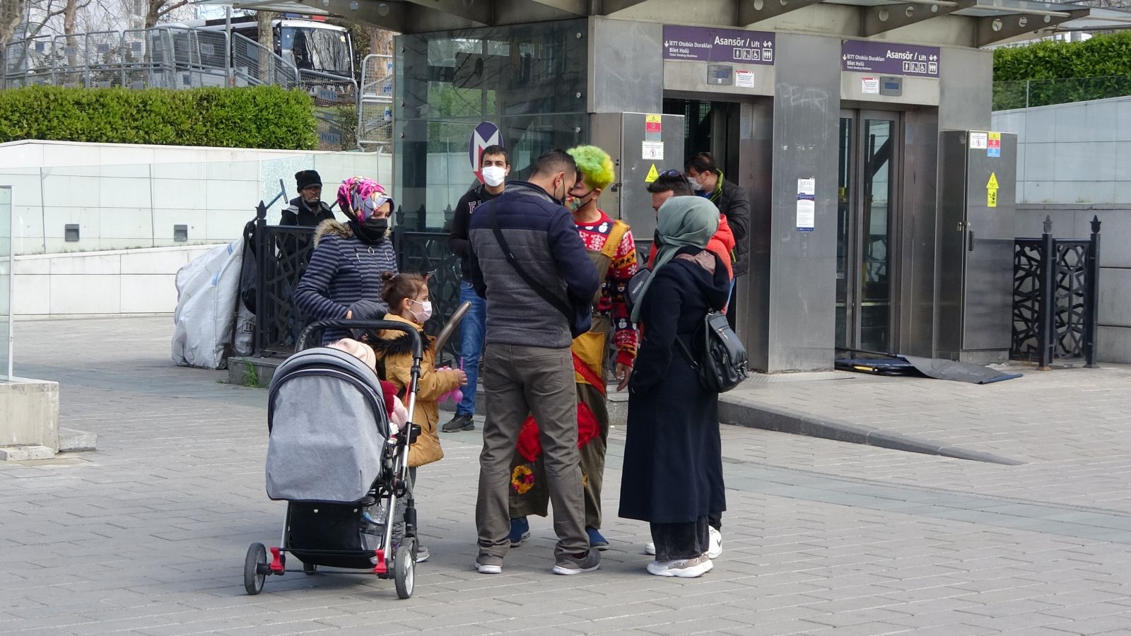 Taksim’de özçekim yaptırdığı turistleri para için tehdit eden palyaço gözaltına alındı