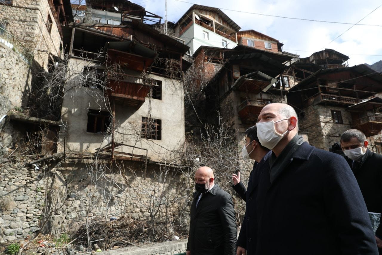 Bakanlar Soylu ve Kurum 60 hanenin yandığı Dereiçi köyünde