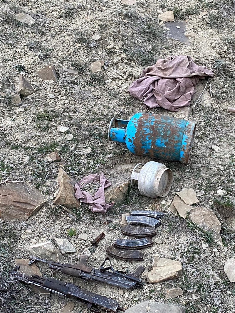 Hakkari’de toprağa gömülü silah ve mühimmat ele geçirildi