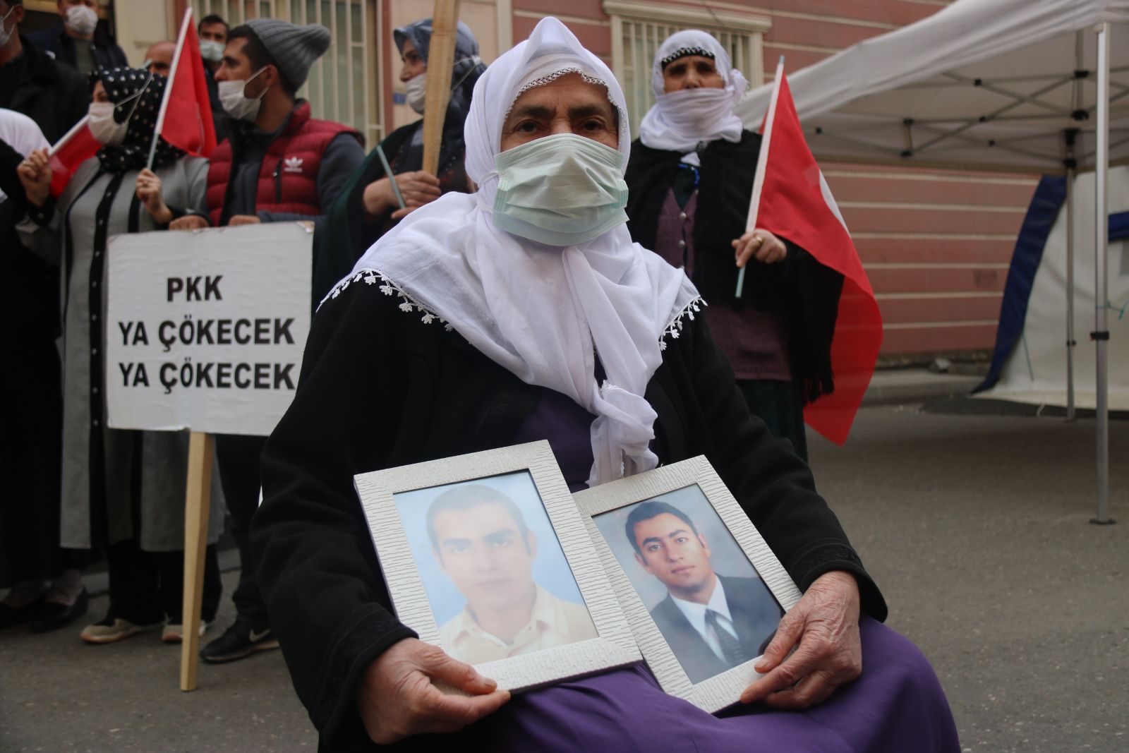 Yürümekte güçlük çeken anne, 2 çocuğu için evlat nöbetine katıldı