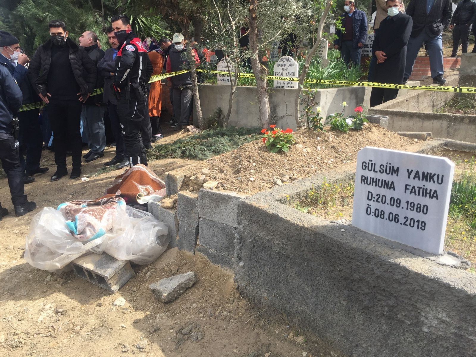 Annesinin acısına dayanamayıp mezarı başında intihar etti