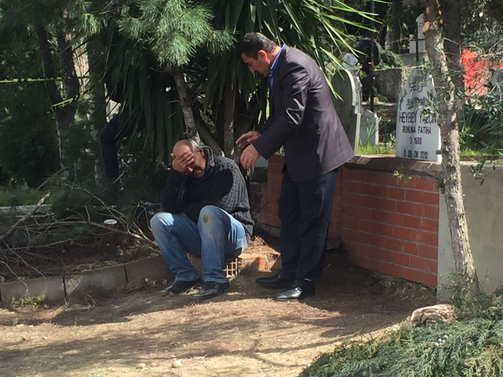 Annesinin acısına dayanamayıp mezarı başında intihar etti