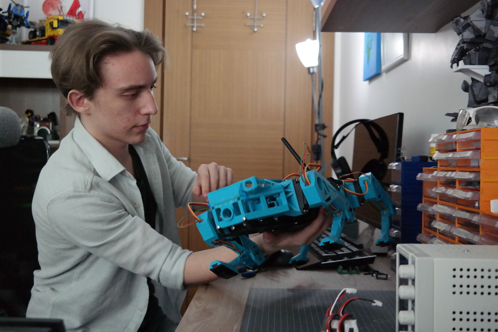 Lise öğrencisi 6 ayda geliştirdiği 'robot köpek' ile başarıya koşuyor