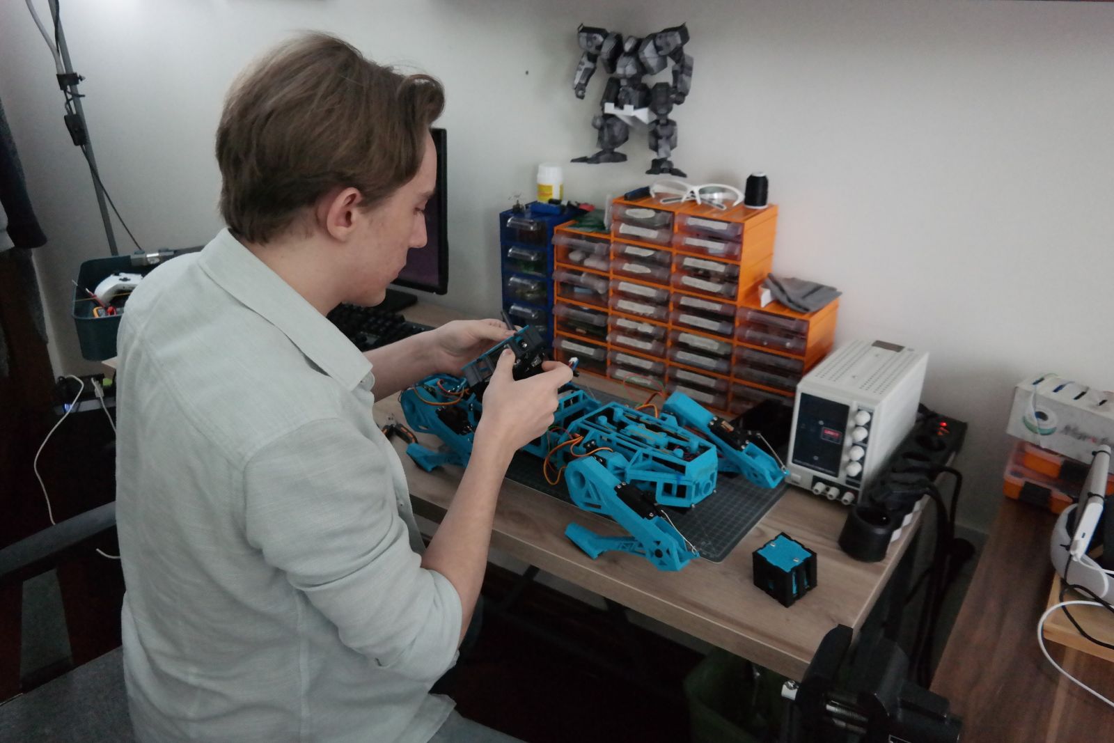 Lise öğrencisi 6 ayda geliştirdiği 'robot köpek' ile başarıya koşuyor