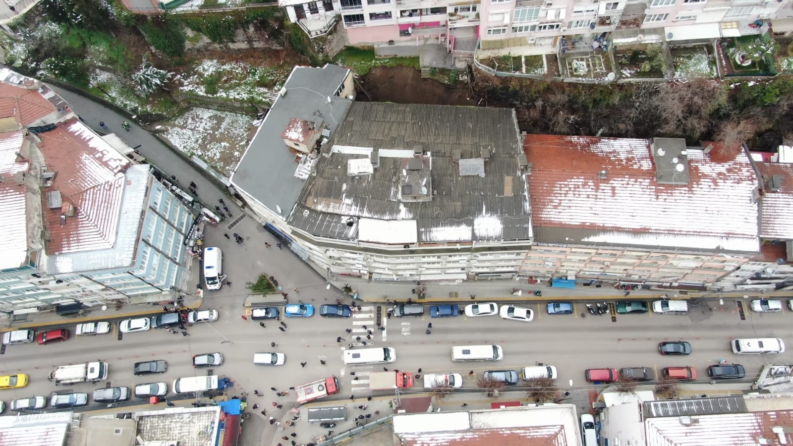 Bursa'da toprak kayması! Evler tahliye edildi Bursa'da toprak kayması! Evler tahliye edildi