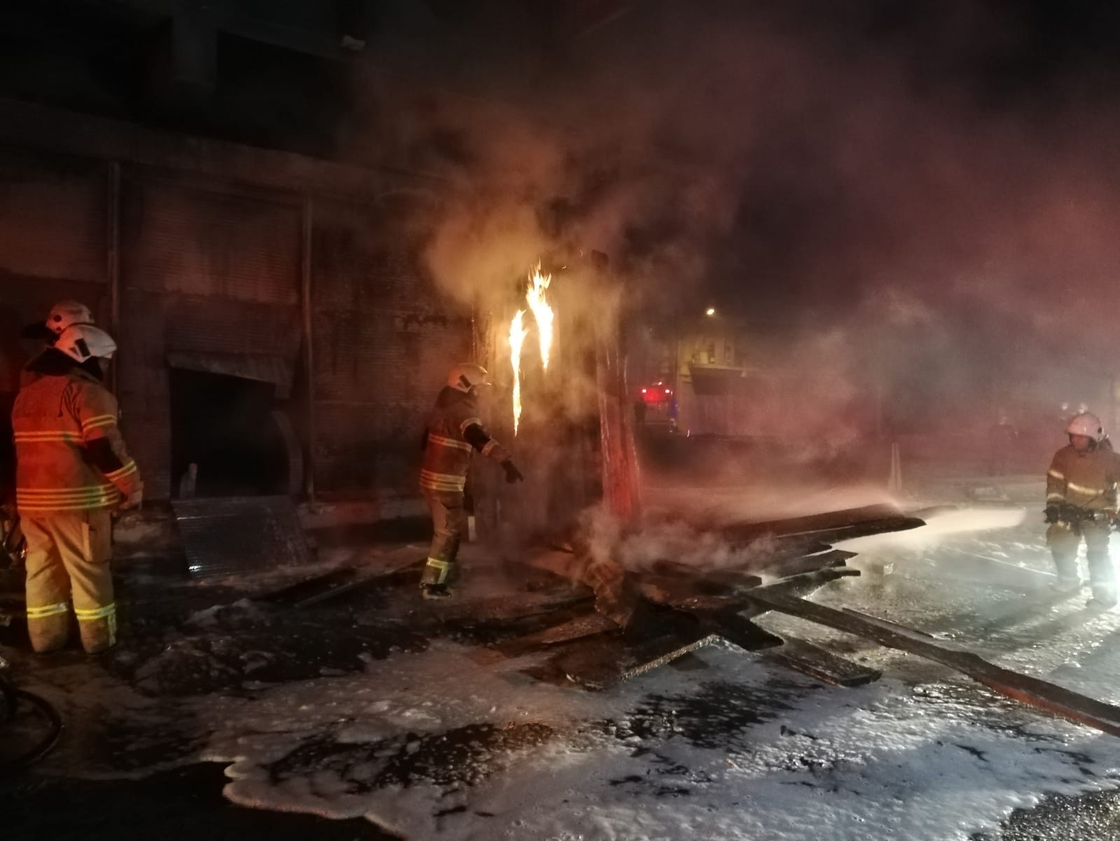 İzmir’de mobilya atölyesinde korkutan yangın