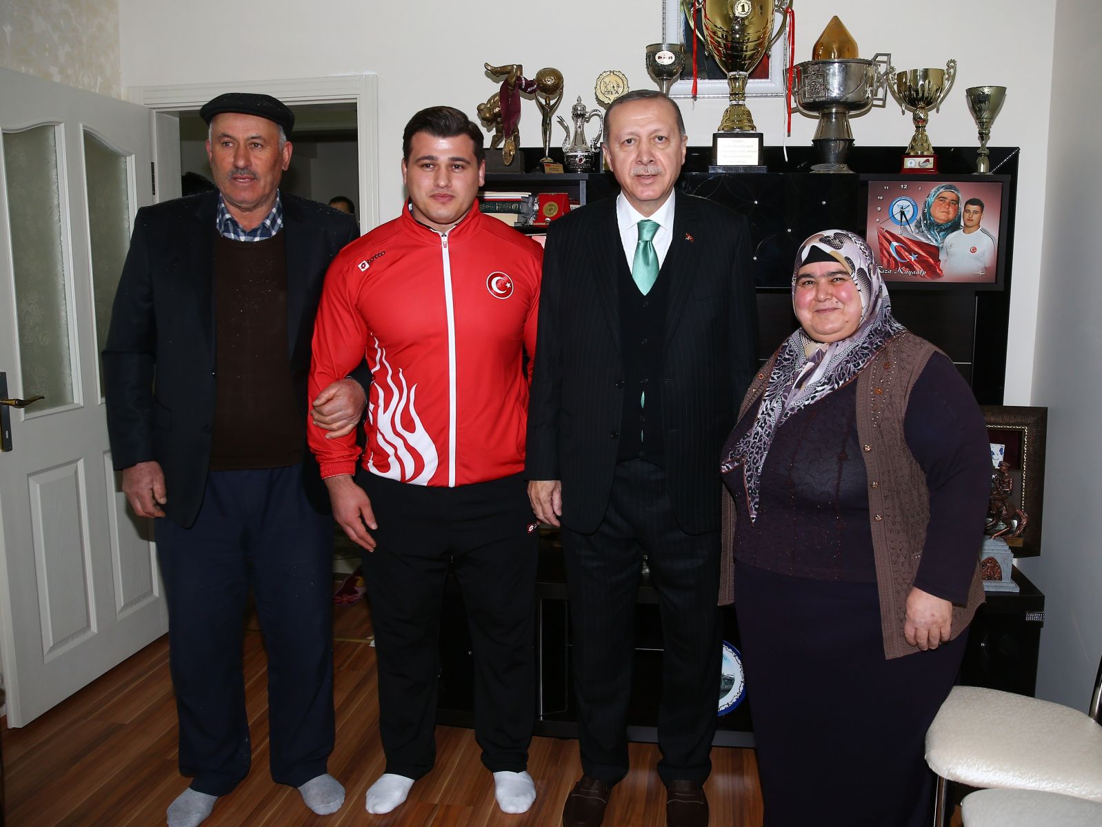 Erdoğan millî güreşçiyi evinde ziyaret etti