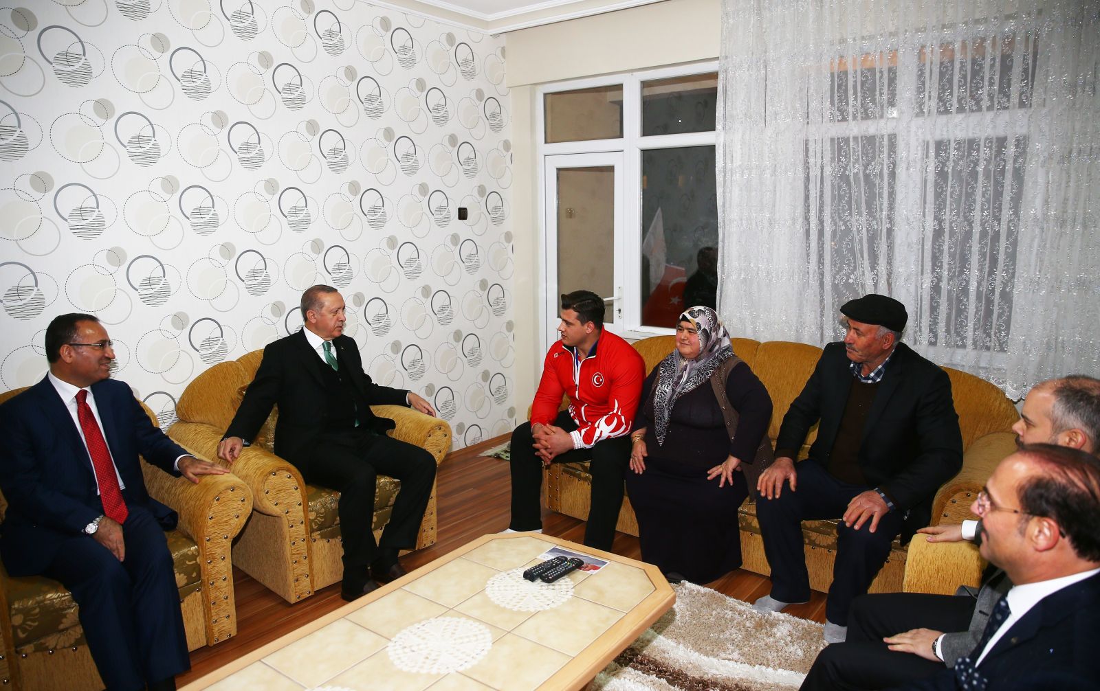 Erdoğan millî güreşçiyi evinde ziyaret etti