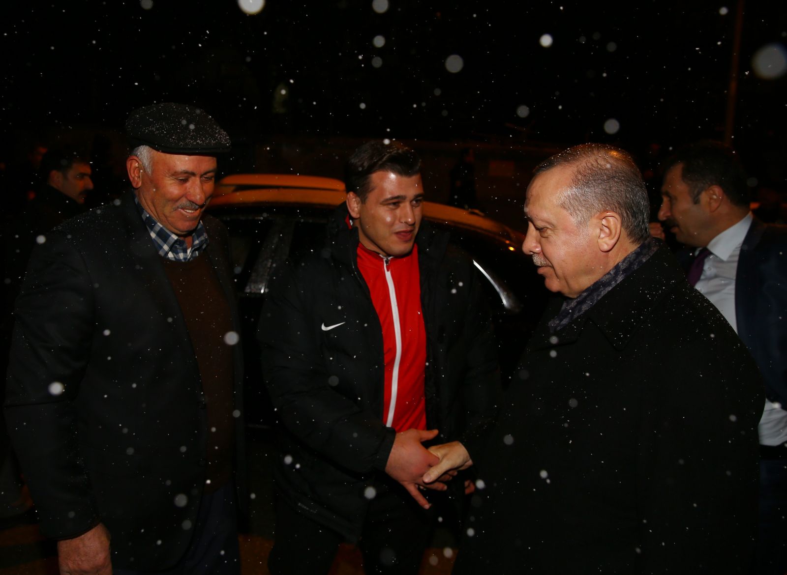 Erdoğan millî güreşçiyi evinde ziyaret etti