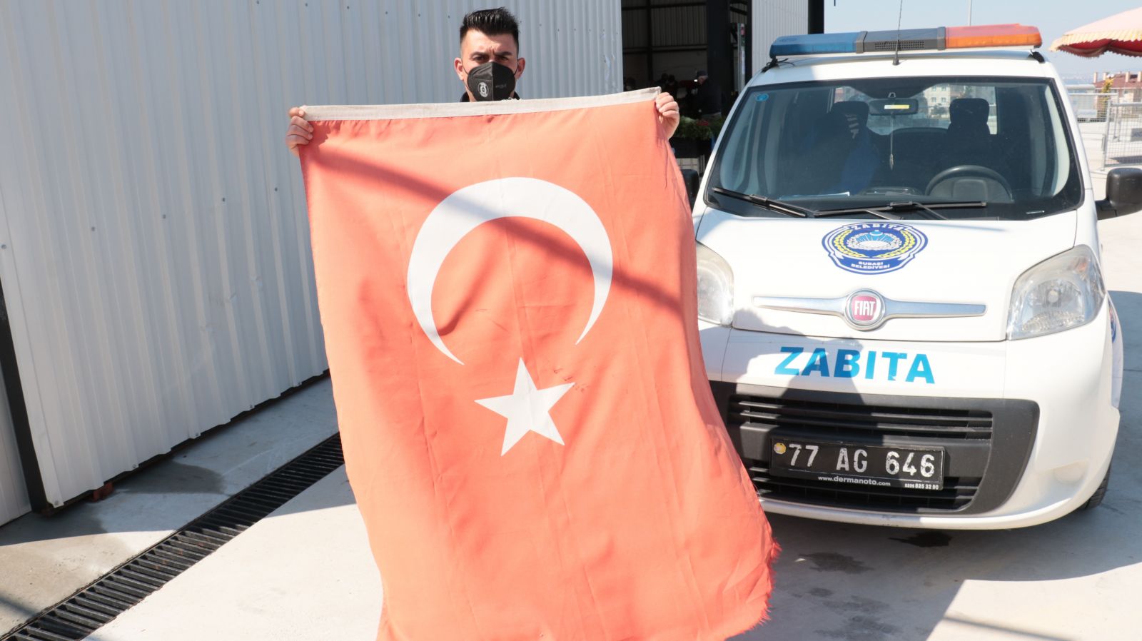 Zabıta memurunun Türk bayrağı hassasiyeti takdir topladı