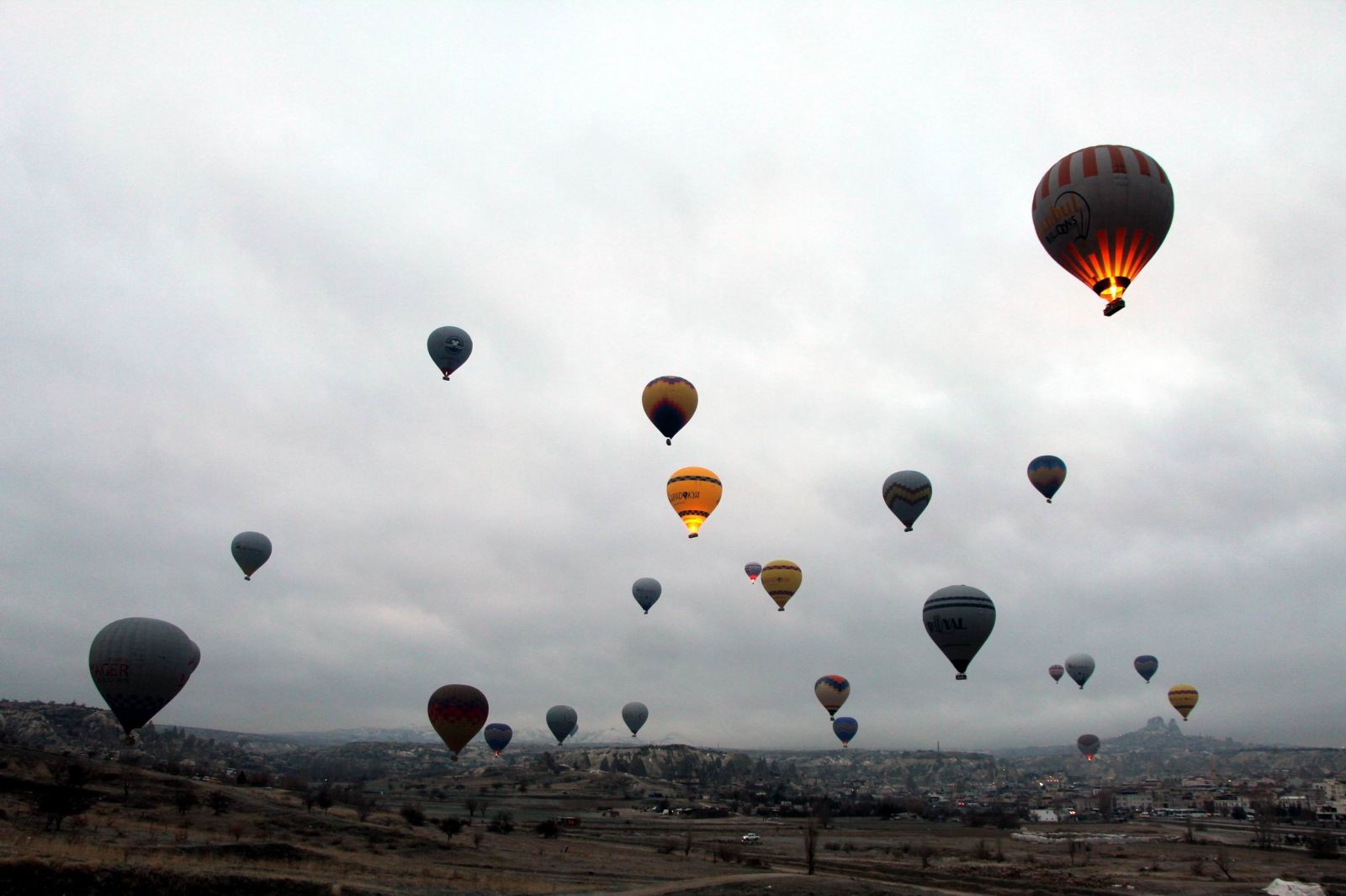 Kapadokya'da gökyüzü balonlarla buluştu