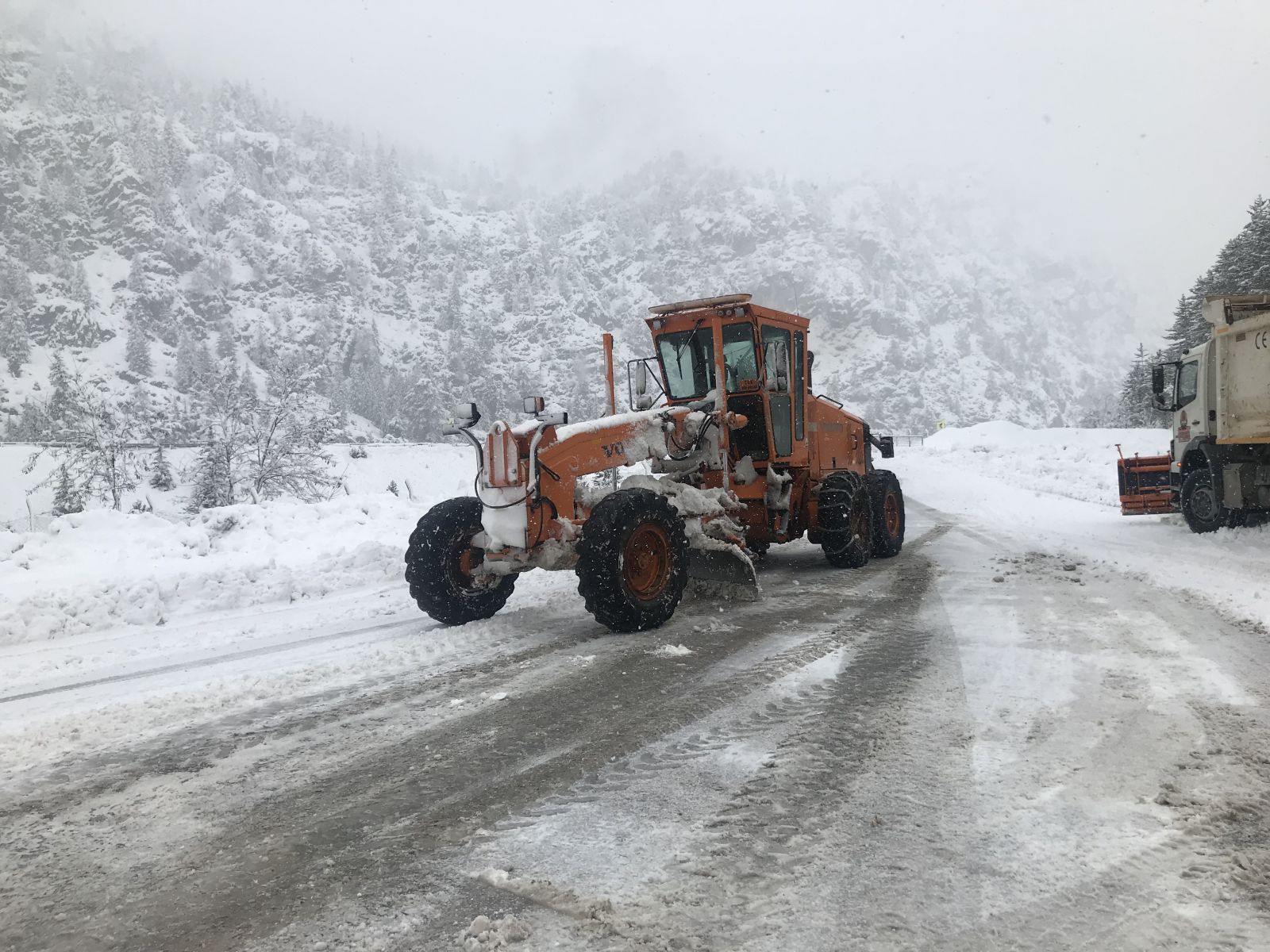 Kar savaşçılarının 1825 metre rakımlı karayolunda zorlu mesaisi