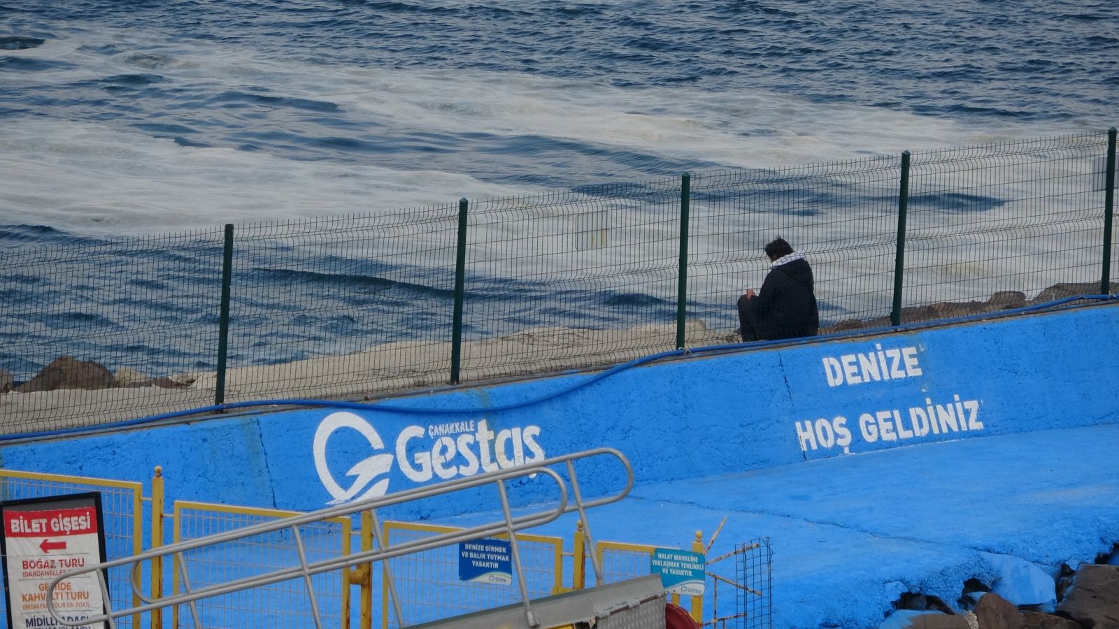 Çanakkale Boğazı'ndaki müsilaj balıkçıların kabusu oldu Çanakkale Boğazı'ndaki müsilaj balıkçıların kabusu oldu