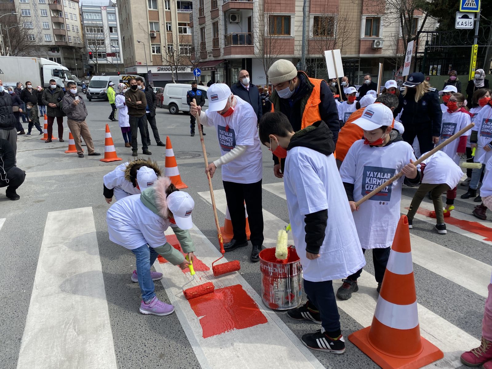 Bayrampaşa’da yaya geçitleri kırmızıya boyandı