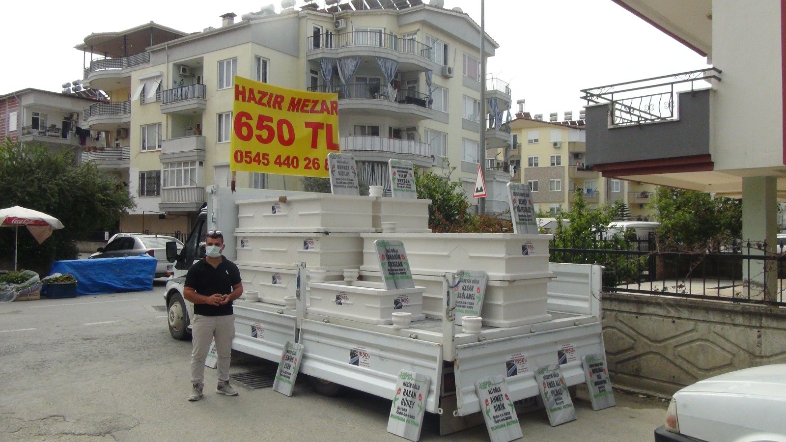 İnsanlar evde kalınca mezarcılar vatandaşın ayağına gitti