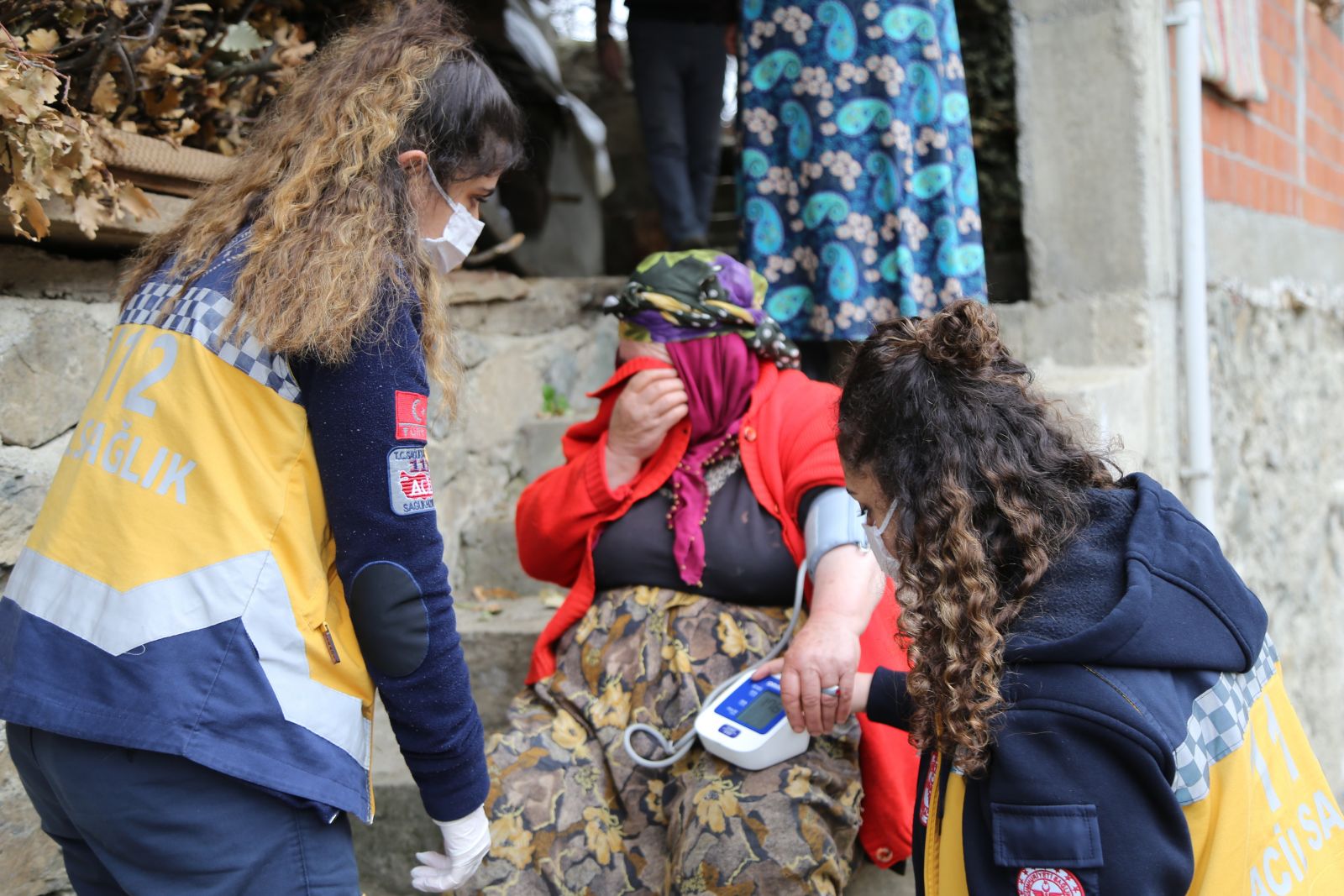 Artvin'de 4 ev, 4 samanlık ve 7 ahırın kullanılamaz hale geldiği yangın söndürüldü
