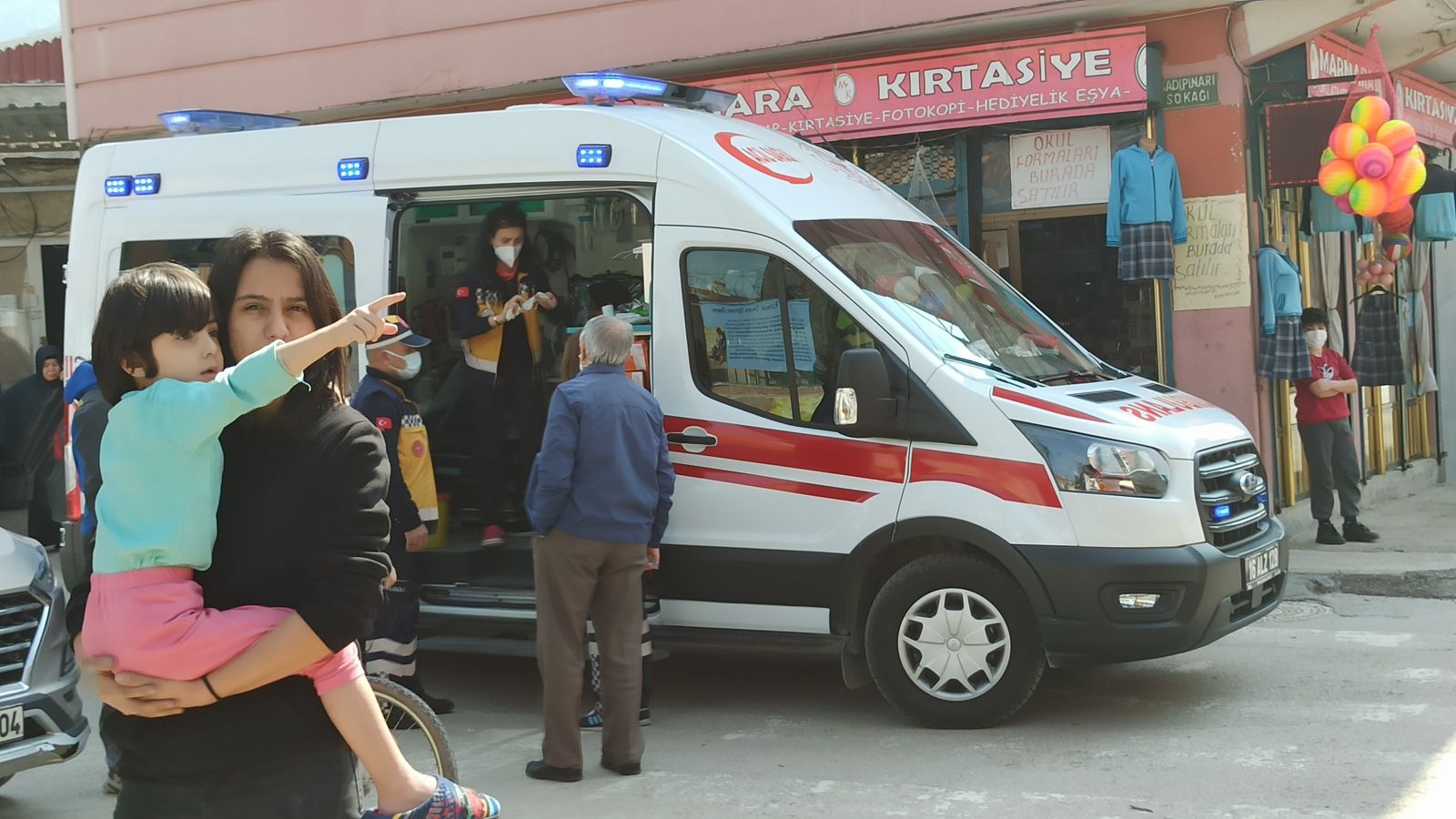 Özürlü iki dayısı ile yatalak anneannesini az daha yakıyordu