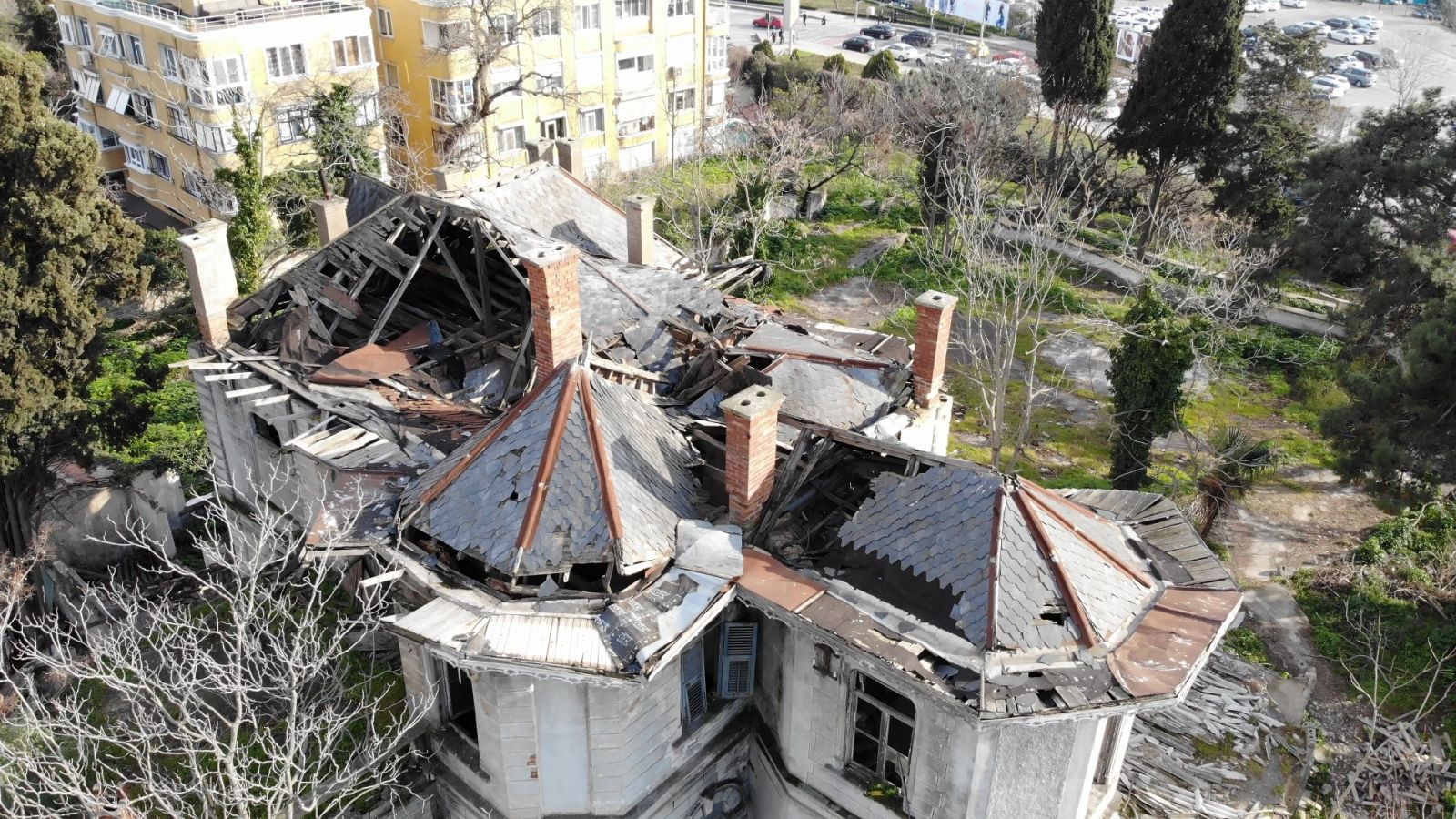Kadıköy'deki 118 yıllık tarihi köşk harabeye döndü