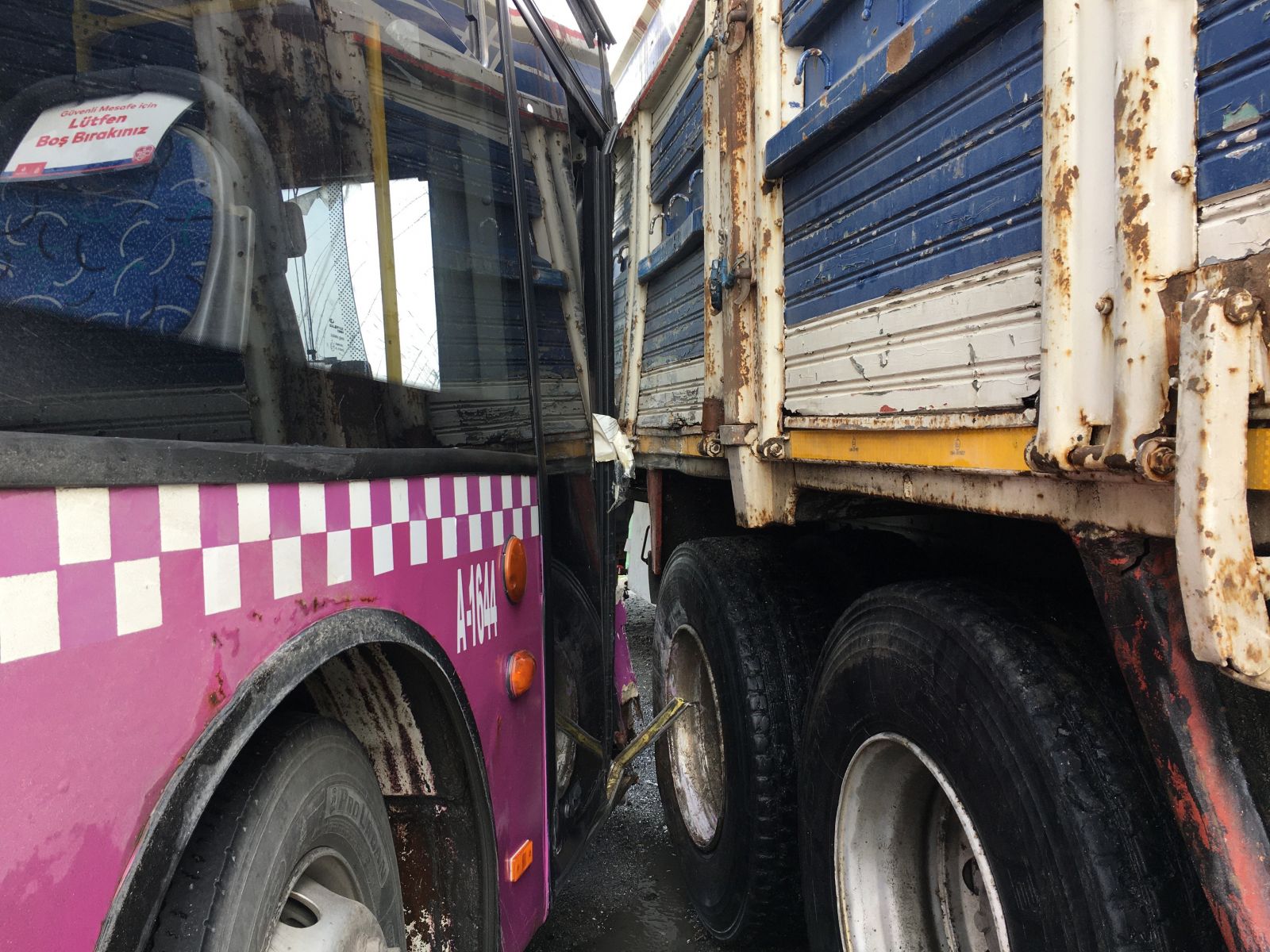 İstanbul'da faciadan dönüldü! Otobüs ile kamyon birbirine girdi