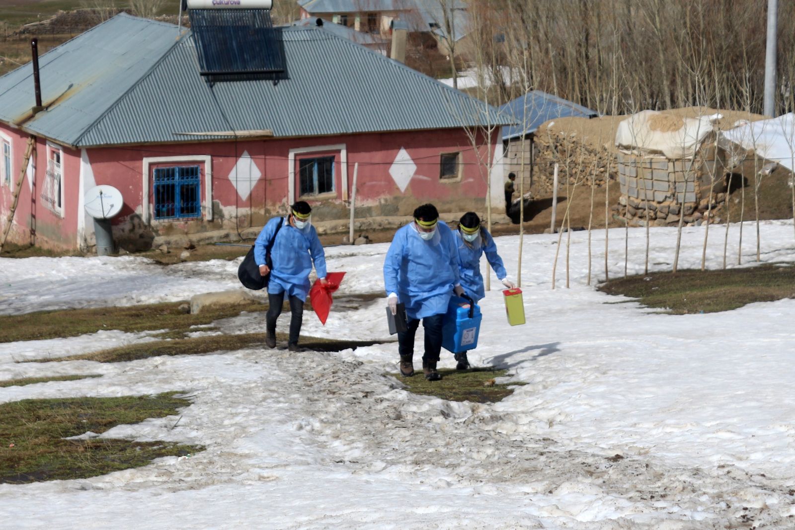 Sağlıkçıların nisan ayında karlı yollarda aşı mesaisi Sağlıkçıların nisan ayında karlı yollarda aşı mesaisi