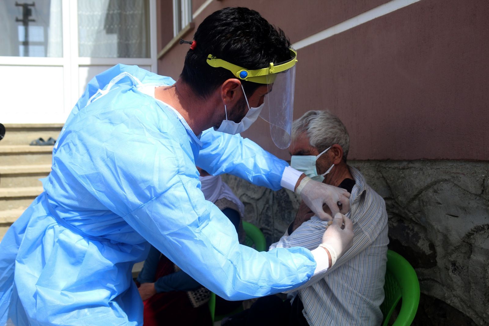 Sağlıkçıların nisan ayında karlı yollarda aşı mesaisi Sağlıkçıların nisan ayında karlı yollarda aşı mesaisi