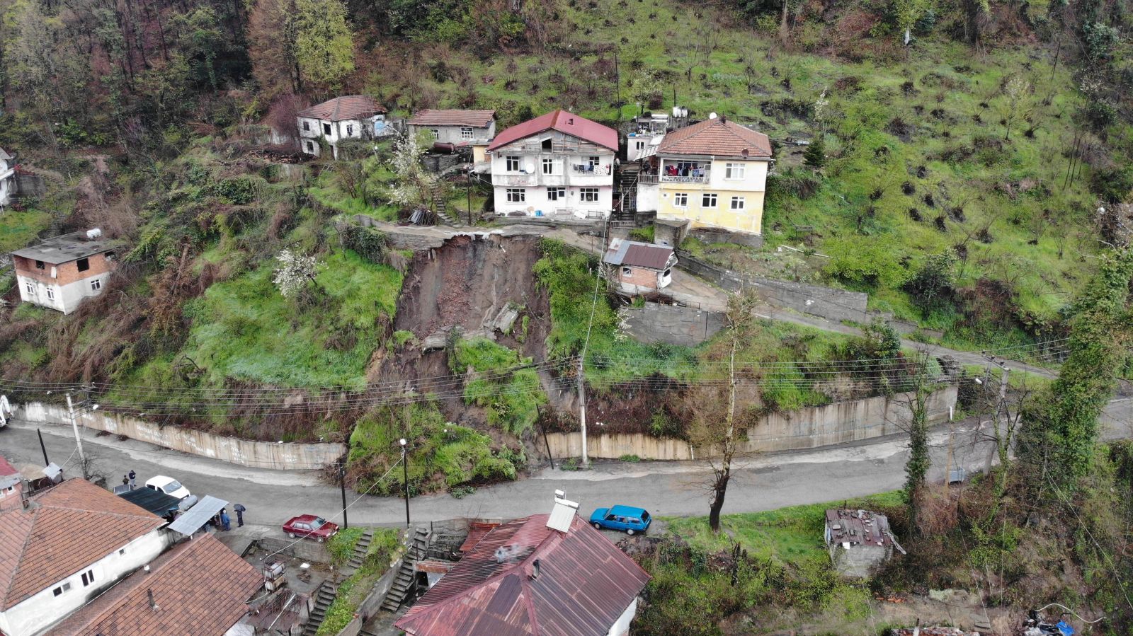 Gürültüyü duyup sokağa koşan aileye heyelan şoku