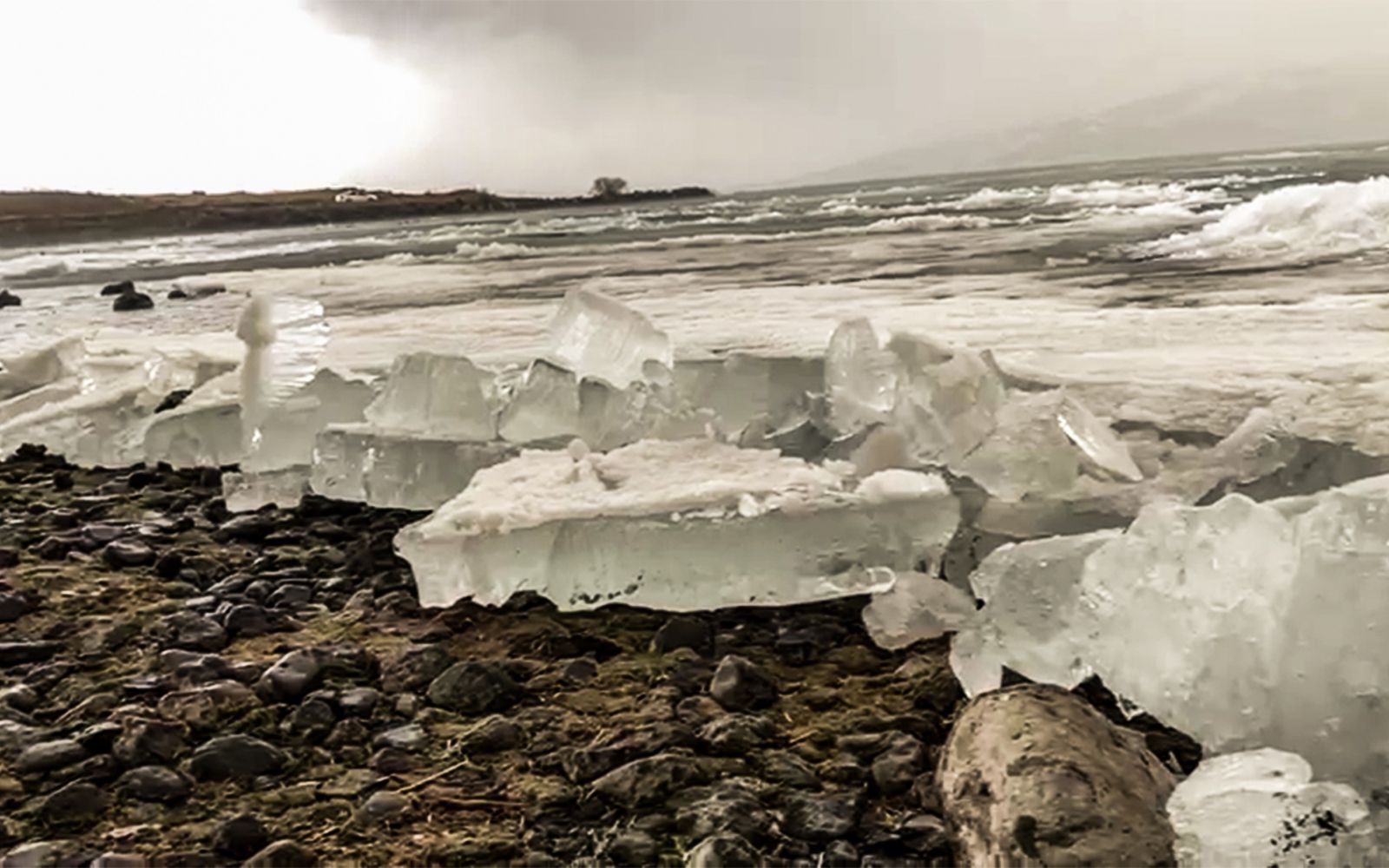 Çıldır Gölü çözülme başlayınca 'kristal göl'e dönüştü