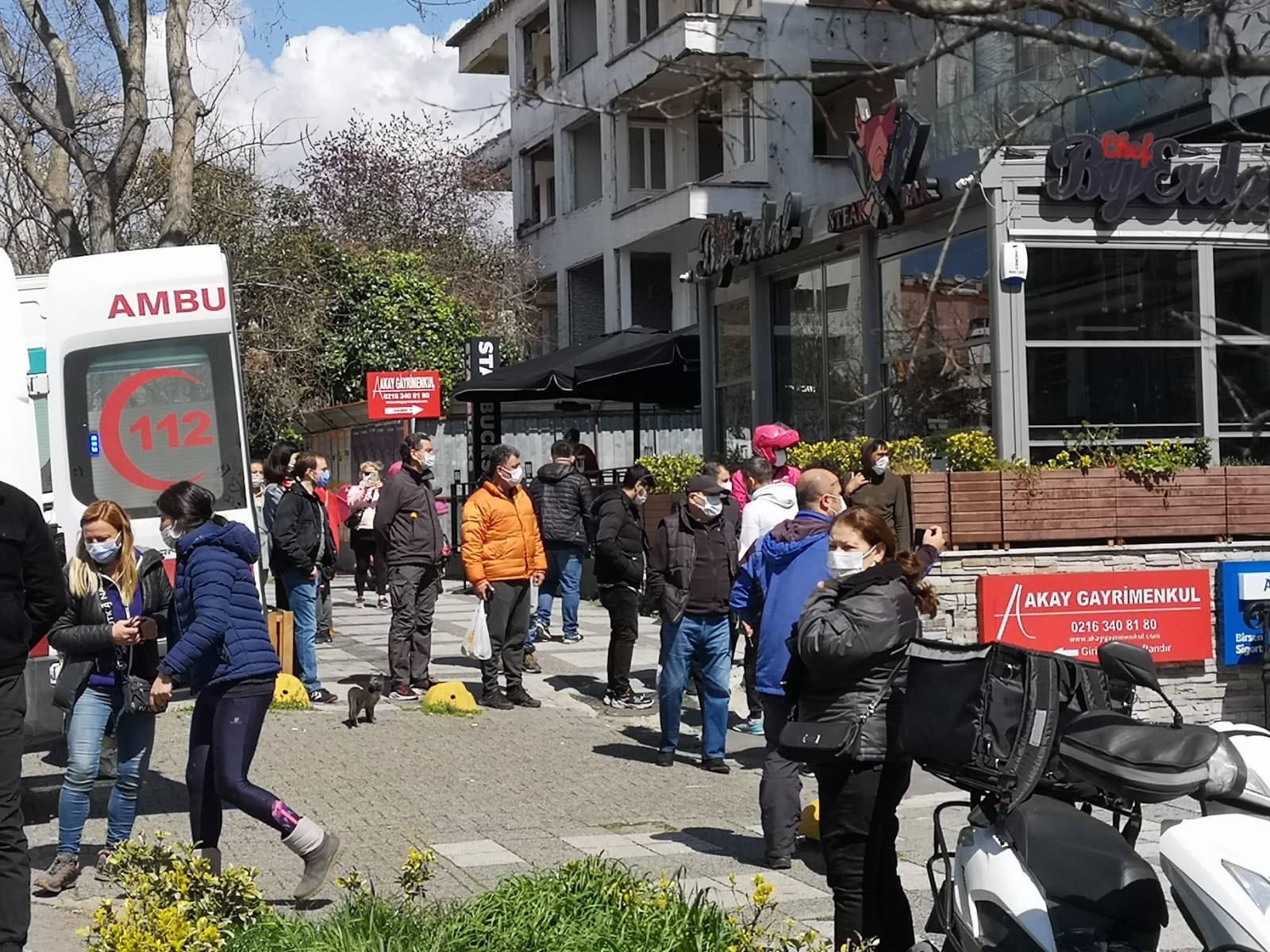 Kadıköy'de korkutan yangın: 3 yaralı