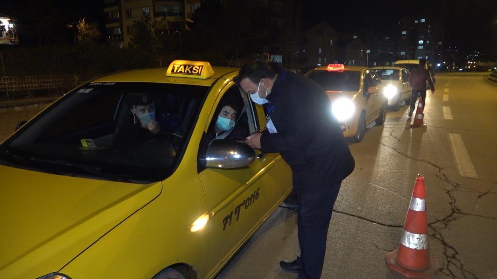 43 ilin geçiş güzergahında virüse geçit yok: Otobüs ve özel araçlar tek tek durduruldu 43 ilin geçiş güzergahında virüse geçit yok: Otobüs ve özel araçlar tek tek durduruldu