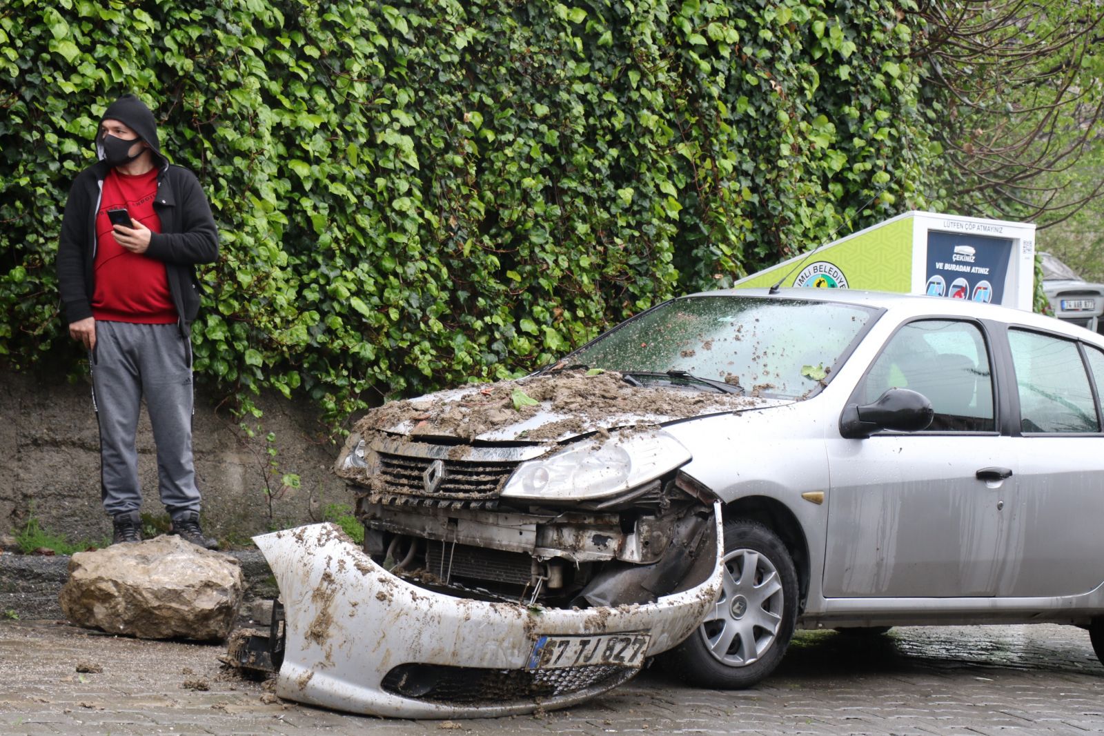 Gürültüye uyandı, aracını toprak altında görünce şok yaşadı