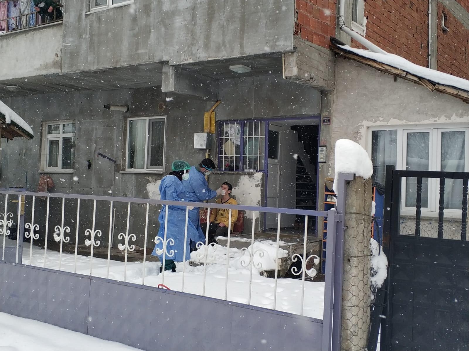 Sağlık kahramanları virüsün izini sürüyor