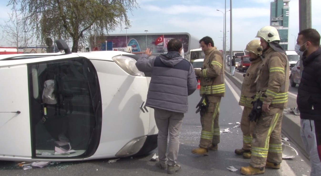 Esenyurt E-5 yan yolda trafiği kilitleyen kaza!