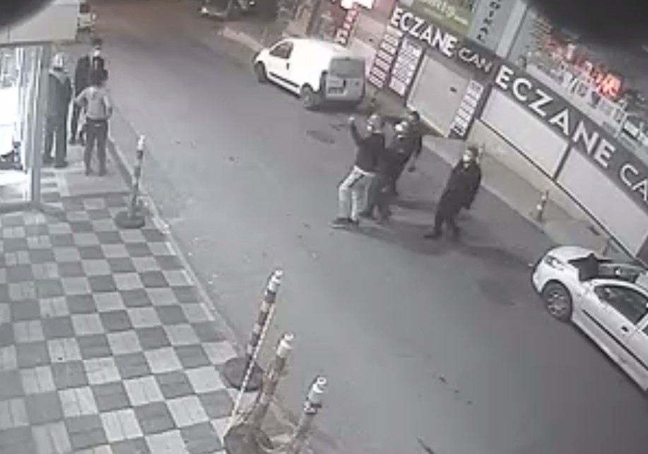 Koronavirüs testi istemeyen adam sağlıkçılara dehşet yaşattı