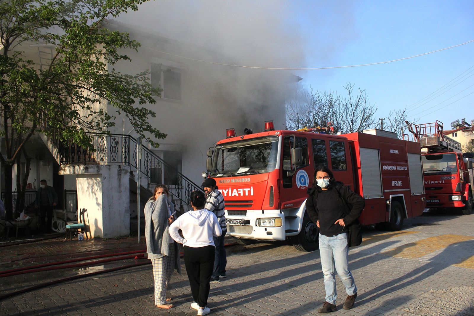 Yaşlı çift yanan evlerini gözyaşları içinde izledi