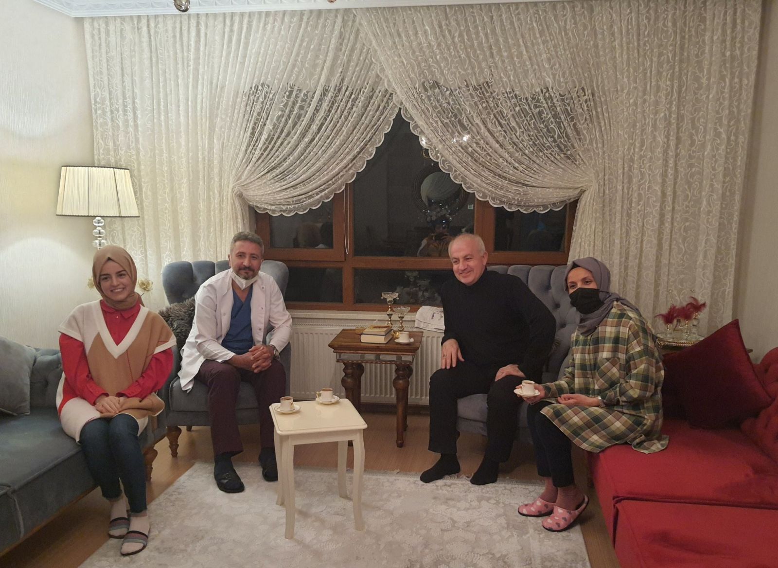 Bakan Koca ikna etti! Anaokulu öğretmeni aşısını oldu