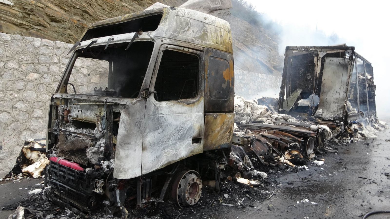 Samsun'da 600 bin liralık pamuk, tırla birlikte alev alev yandı